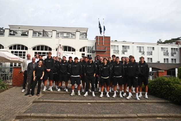 26.07.2026, NED, Fußball, Herren, 1. Bundesliga, Saison 2026 2027, Trainingslager, Bilderberg RÃ sidence Groot Heideborgh, SV Elversberg Mannschaftsbild ( SV 07 Elversberg ) mit dem Hotel Management des Mannschaftshotels Bilderberg Residence Groot Heideborgh Garderen Bilderberg RÃ sidence Groot Heideborgh Gelderland Niederlande *** July 26, 2026, Netherlands, Soccer, Men s, 1st Bundesliga, 2026–2027 Season, Training camp, Bilderberg Residence Groot Heideborgh, SV Elversberg team photo of SV 07 Elversberg with the hotel management of the team hotel, Bilderberg Residence Groot Heideborgh, Garderen, Bilderberg Residence Groot Heideborgh, Gelderland, Netherlands Copyright: xNordphotox xSMx