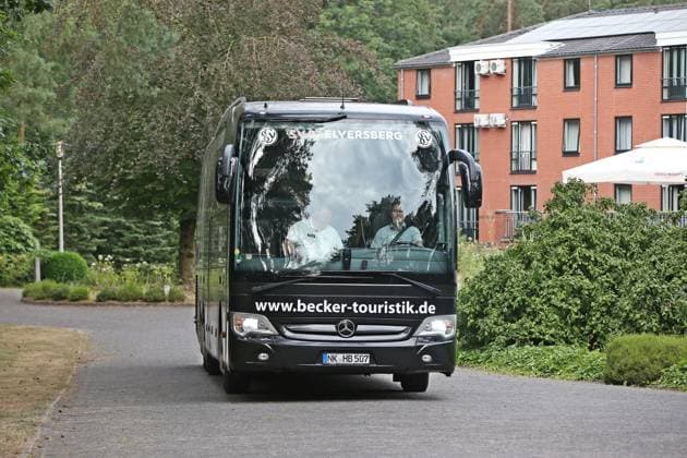 26.07.2026, NED, Fußball, Herren, 1. Bundesliga, Saison 2026 2027, Trainingslager, Bilderberg RÃ sidence Groot Heideborgh, SV Elversberg Mannschaftsbus ( SV 07 Elversberg ) bei der Rückreise vom Mannschaftshotel Bilderberg Residence Groot Heideborgh zurück ins Saarland Garderen Bilderberg RÃ sidence Groot Heideborgh Gelderland Niederlande *** July 26, 2026, Netherlands, Soccer, Men s, 1st Bundesliga, 2026–2027 Season, Training camp, Bilderberg Residence Groot Heideborgh, SV Elversberg team bus SV 07 Elversberg on the return trip from the team hotel Bilderberg Residence Groot Heideborgh back to Saarland Garderen Bilderberg Residence Groot Heideborgh Gelderland Netherlands Copyright: xNordphotox xSMx