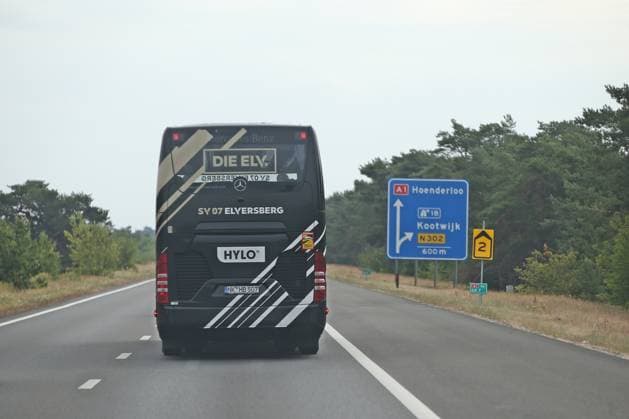 26.07.2026, NED, Fußball, Herren, 1. Bundesliga, Saison 2026 2027, Trainingslager, Bilderberg RÃ sidence Groot Heideborgh, SV Elversberg Mannschaftsbus ( SV 07 Elversberg ) bei der Rückreise vom Mannschaftshotel Bilderberg Residence Groot Heideborgh zurück ins Saarland auf der Autobahn A1 Garderen Bilderberg RÃ sidence Groot Heideborgh Gelderland Niederlande *** July 26, 2026, Netherlands, Soccer, Men s, 1st Bundesliga, 2026–2027 Season, Training camp, Bilderberg Residence Groot Heideborgh, SV Elversberg team bus SV 07 Elversberg on the return trip from the team hotel Bilderberg Residence Groot Heideborgh back to Saarland on the A1 highway in Garderen, Bilderberg Residence Groot Heideborgh, Gelderland, Netherlands Copyright: xNordphotox xSMx