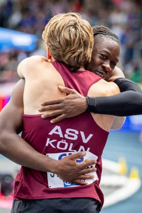 Deutsche Leichtathletik-Meisterschaften; Bochum-Wattenscheid, 26.07.2026 Chidiera Onuoha (ASV Köln e. V.) und Ben Steinhoff (ASV Köln e.V.) bei der Staffel; Deutsche Leichtathletik-Meisterschaften am 26.07.2026 im Lorheide-Stadion, Bochum-Wattenscheid (Nordrhein-Westfalen). *** German Track and Field Championships, Bochum-Wattenscheid, July 26, 2026: Chidiera Onuoha of ASV Köln e.V. and Ben Steinhoff of ASV Köln e.V. in the relay at the German Track and Field Championships on July 26, 2026, at Lorheide Stadium in Bochum-Wattenscheid, North Rhine-Westphalia Copyright: xBEAUTIFULxSPORTS LeahxKohringx