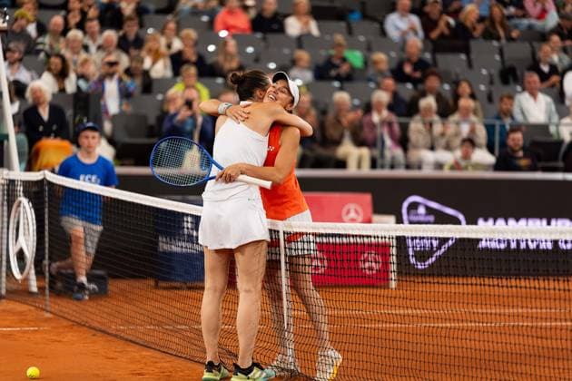 Andrea Petkovic (GER) und Martina Hingis (SWZ) nach dem Spiel, GER, Martina Hingis vs Andrea Petkovic, Tennis, MSC Hamburg Ladies Open WTA, Tennis Damen 250, Showmatch, 26.07.2026 GER, Martina Hingis vs Andrea Petkovic, Tennis, MSC Hamburg Ladies Open WTA 250, Showmatch, 26.07.2026 Hamburg *** Andrea Petkovic (GER) and Martina Hingis (SWZ) after the match, GER, Martina Hingis vs. Andrea Petkovic, Tennis, MSC Hamburg Ladies Open WTA 250, Exhibition Match, July 26, 2026, GER, Martina Hingis vs. Andrea Petkovic, Tennis, MSC Hamburg Ladies Open WTA 250, Exhibition Match, July 26, 2026, Hamburg Copyright: xEibner-Pressefoto MaxxVincenx EP_MVN