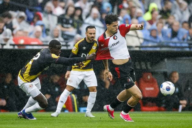 ROTTERDAM - (lr) Nobel Mendy of Rayo Vallecano, Nacho Ferri of Feyenoord during the friendly match between Feyenoord and Rayo Vallecano at Feyenoord stadium De Kuip on July 26, 2026 in Rotterdam, the Netherlands. PIETER STAM DE JONGE ANP Friendly 2026-2027 xVIxANPxSportx xxANPxIVx 564332825 originalFilename: 564332825.jpg