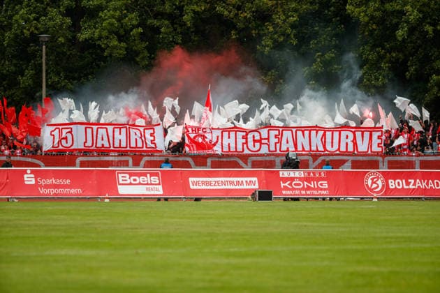 Chorepgraphie Halle Fans; GER, Greifswalder FC vs. Hallescher FC, Fußball, Männer, Regionalliga Nordost, 1.Spieltag, Spielzeit 2026 2027, 25.07.2026 Greifswald Volksstadion Mecklenburg - Vorpommern Deutschland *** Choreography: Halle Fans GER, Greifswalder FC vs. Hallescher FC, Soccer, Men, Northeast Regional League, Matchday 1, 2026–2027 Season, July 25, 2026, Greifswald Volksstadion, Mecklenburg-Western Pomerania, Germany