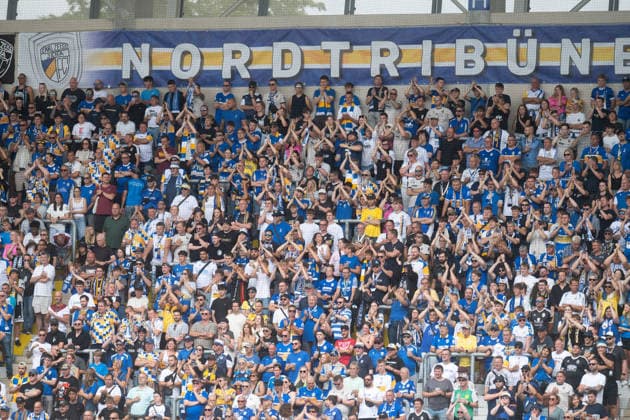 Regionalliga Nordost 2026 27, 1. Spieltag am 26.07.2026 FC Carl Zeiss Jena vs FSV Zwickau Vollbesetzte Nordkurve in Jena mit Jena Fans ad hoc Arena im Ernst-Abbe *** Regionalliga Northeast 2026-27, Matchday 1 on July 26, 2026: FC Carl Zeiss Jena vs. FSV Zwickau. The North Stand in Jena was packed with Jena fans; the Ernst Abbe Sport Arena was filled to capacity.