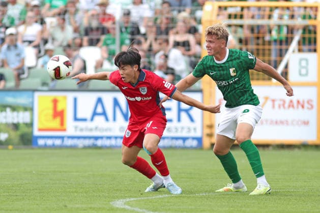 Fußball Regionalliga Nordost: BSG Chemie Leipzig - SV Babelsberg 03; 26.07.2026 Min-Gi Kang (21, SV Babelsberg) vor Rajk Lisinski (27, Chemie Leipzig). Fußball, Regionalliga Nordost, Saison 2026 2027, 1. Spieltag: BSG Chemie Leipzig vs. SV Babelsberg 03 am 26.07.2026 im Alfred-Kunze-Sportpark, Leipzig Leutzsch. *** Soccer, Northeast Regional League: BSG Chemie Leipzig vs. SV Babelsberg 03, July 26, 2026; Min Gi Kang 21, SV Babelsberg vs. Rajk Lisinski 27, Chemie Leipzig Soccer, Northeast Regional League, 2026–2027 Season, Matchday 1: BSG Chemie Leipzig vs. SV Babelsberg 03 on July 26, 2026, at Alfred Kunze Sportpark, Leipzig-Leutzsch Copyright: xBEAUTIFULxSPORTS JanxKaeferx