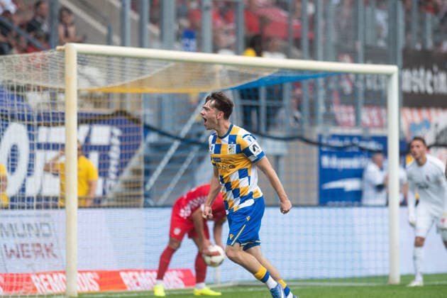Regionalliga Nordost 2026 27, 1. Spieltag am 26.07.2026 FC Carl Zeiss Jena vs FSV Zwickau Torschütze Emilio Munser (Jena) jubelt über sein Tor zum 1:0 für Jena ad hoc Arena im Ernst-Abbe *** Regionalliga Northeast 2026-27, Matchday 1 on July 26, 2026: FC Carl Zeiss Jena vs. FSV Zwickau. Goal scorer Emilio Munser. Jena celebrates his goal, making the score 1-0 for Jena, at the ad hoc Arena at Ernst Abbe Sport.