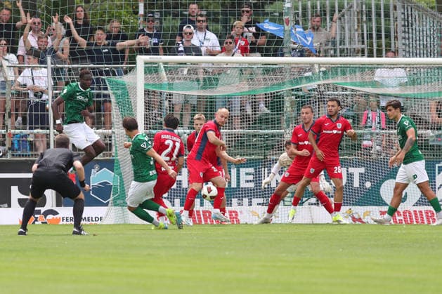 Fußball Regionalliga Nordost: BSG Chemie Leipzig - SV Babelsberg 03; 26.07.2026 Luca Bürger (6, Chemie Leipzig) mit einem Schuss, Trubel vor dem Tor von Babelsberg. Fußball, Regionalliga Nordost, Saison 2026 2027, 1. Spieltag: BSG Chemie Leipzig vs. SV Babelsberg 03 am 26.07.2026 im Alfred-Kunze-Sportpark, Leipzig Leutzsch. *** Soccer, Northeast Regional League: BSG Chemie Leipzig vs. SV Babelsberg 03, July 26, 2026; Luca Bürger 6; Chemie Leipzig scores with a shot; chaos in front of Babelsberg’s goal; Soccer, Northeast Regional League, 2026–2027 season, Matchday 1: BSG Chemie Leipzig vs. SV Babelsberg 03 on July 26, 2026, at Alfred Kunze Sportpark, Leipzig Leutzsch Copyright: xBEAUTIFULxSPORTS JanxKaeferx