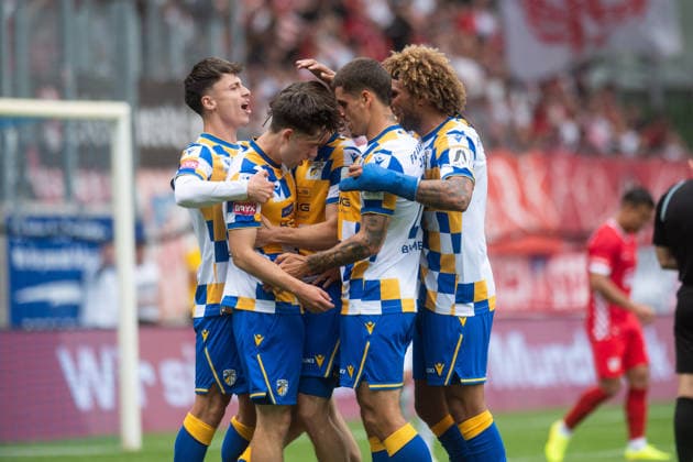Regionalliga Nordost 2026 27, 1. Spieltag am 26.07.2026 FC Carl Zeiss Jena vs FSV Zwickau Jubel im Team nach dem Tor zum 1:0 für Jena durch Emilio Munser in der Mitte ad hoc Arena im Ernst-Abbe *** Regionalliga Northeast 2026-27, Matchday 1 on July 26, 2026: FC Carl Zeiss Jena vs. FSV Zwickau. The team celebrates after Emilio Munser scores the 1-0 goal for Jena at the Mitte ad hoc Arena at Ernst Abbe Sport.