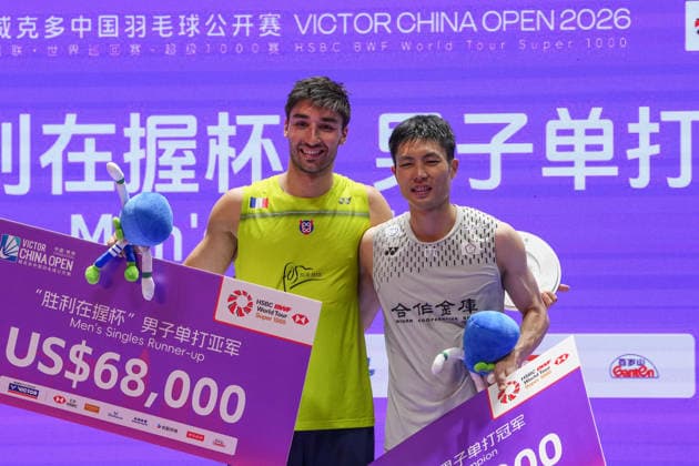 (260726) -- CHANGZHOU, July 26, 2026 -- Gold medalist Chou Tien Chen (R) and silver medalist Toma Junior Popov pose on the podium during the awarding ceremony after the men s singles final match between Chou Tien Chen of Chinese Taipei and Toma Junior Popov of France at the China Open 2026 badminton tournament in Changzhou, east China s Jiangsu Province, July 26, 2026. ) (SP)CHINA-CHANGZHOU-BADMINTON-CHINA OPEN-MEN S SINGLES-FINAL(CN) LixBo 