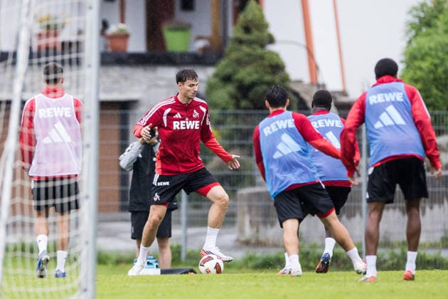 ST. JOHANN IN TIROL, AUSTRIA - JULY 26: Rav van den Berg (1. FC Koeln, 33) controls the ball during a training session at trainings camp in Kitzbuehel of season 2026 27 at Koasastadion on July 26, 2026 in St. Johann in Tirol, Austria. Austria Copyright: xSteffiexWunderlx