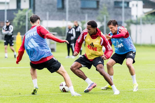 ST. JOHANN IN TIROL, AUSTRIA - JULY 26: Youssoupha Niang (1. FC Koeln, 38) controls the ball against Jonathan Friemel ( 1. FC Koeln, 39) and Alessio Castro-Montes (1. FC Koeln, 17) during a training session at trainings camp in Kitzbuehel of season 2026 27 at Koasastadion on July 26, 2026 in St. Johann in Tirol, Austria. Austria Copyright: xSteffiexWunderlx