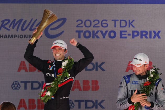 Sieger Nyck de Vries (NED) Mahindra jubelnd mit Pokal auf dem Podium, daneben Meisterschaftsführender Jake Dennis (GBR) Andretti, Rennen 2, FIA Formel E Weltmeisterschaft, Saison 12, Tokio E- Prix, 26.07.2026, *** Winner Nyck de Vries (NED, Mahindra) celebrating with the trophy on the podium, alongside championship leader Jake Dennis (GBR, Andretti), Race 2, FIA Formula E World Championship, Season 12, Tokyo E-Prix, July 26, 2026,