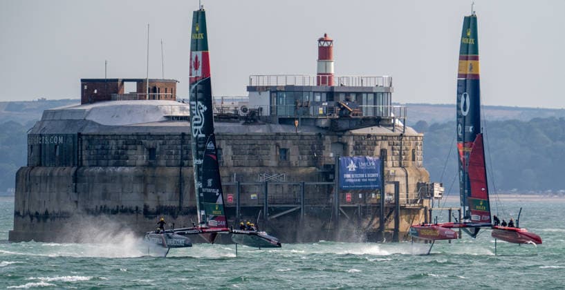 Sport Bilder des Tages Canada Sail GP with Giles Scott as driver and Spain lead by driver Diego Botin and wing trimmer Florian Trittel red turn towards the shore away from Spitbank Fort during the Emirates GB SailGP at The Solent, Portsmouth, UK on 25 July 2026. Copyright: xPhilxHutchinsonx 45300055