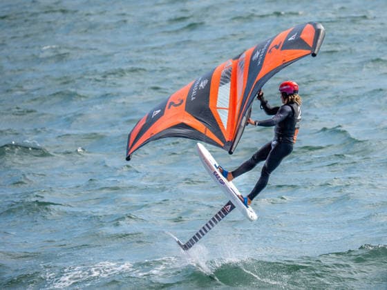 Sport Bilder des Tages Sail GP Inspire Wing Foilers demonstrate their skills before the Emirates GB SailGP at The Solent, Portsmouth, UK on 25 July 2026. Copyright: xPhilxHutchinsonx 45300061