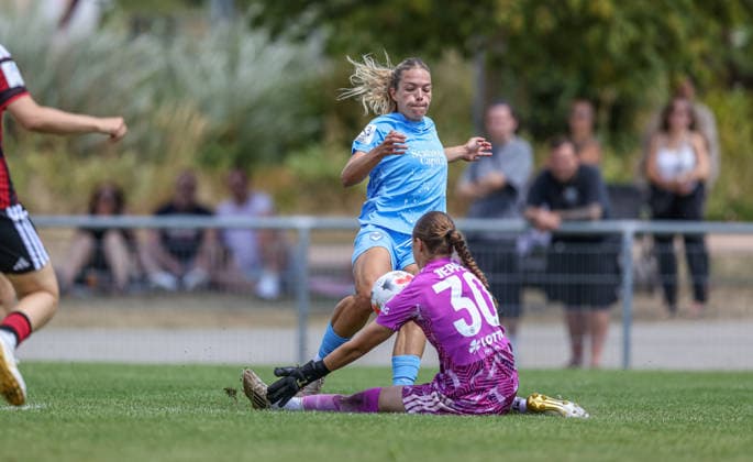 GER, Frankfurt, Eintracht Frankfurt II vs Viktoria Berlin, Vorbereitung, Fussball, DFB, Spielzeit 2026 2027, Sportpark Preungesheim, Testspiel im Bild v.l.: Nina Ehegötz (Viktoria Berlin 29), Katharina Jeppe (Eintracht Frankfurt Frauen II 30) DFB DFL REGULATIONS PROHIBIT ANY USE OF PHOTOGRAPHS AS IMAGE SEQUENCES AND OR QUASI-VIDEO, 26.07.2026 *** GER, Frankfurt, Eintracht Frankfurt II vs. Viktoria Berlin, Preseason, Soccer, DFB, 2026–2027 Season, Sportpark Preungesheim, Friendly Match: Pictured from left: Nina Ehegötz (Viktoria Berlin, No. 29), Katharina Jeppe, Eintracht Frankfurt Women II, 30. DFB and DFL regulations prohibit any use of photographs as image sequences and or quasi-video. July 26, 2026 Copyright: HMBxMedia HendrikxHamelau