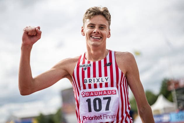 260726 Samuel Pihlström, Hälle IF, jublar efter herrarnas 800 meter under dag 3 av friidrotts-SM den 26 juli 2026 i Uppsala. *** July 26, 2026: Samuel Pihlström of Hälle IF celebrates after the men’s 800-meter race on Day 3 of the Swedish Track and Field Championships on July 26, 2026, in Uppsala  Copyright: ARONxBROMAN BB260726AM052