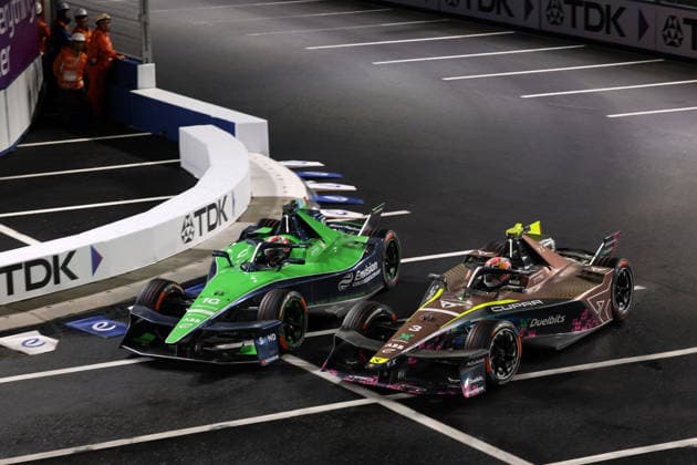 Sebastian Buemi (SUI) Envision lässt Pepe Marti (ESP) Cupra- Kiro beim überholen keinen Platz und drängt ihn in die Streckenbegrenzung, Rennen 2, FIA Formel E Weltmeisterschaft, Saison 12, Tokio E- Prix, 26.07.2026, *** Sebastian Buemi (SUI, Envision) leaves Pepe Marti (ESP, Cupra Kiro) no room while passing and forces him into the track barrier, Race 2, FIA Formula E World Championship, Season 12, Tokyo E-Prix, July 26, 2026,