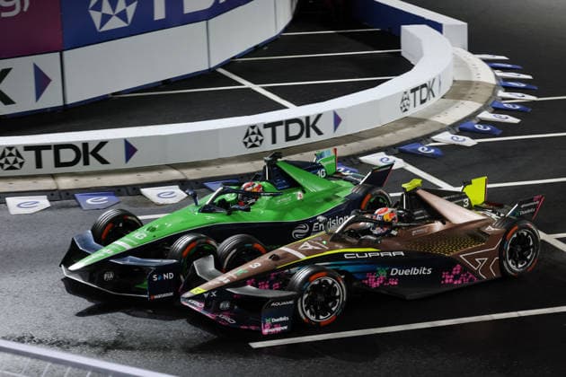 Sebastian Buemi (SUI) Envision lässt Pepe Marti (ESP) Cupra- Kiro beim überholen keinen Platz und drängt ihn in die Streckenbegrenzung, Rennen 2, FIA Formel E Weltmeisterschaft, Saison 12, Tokio E- Prix, 26.07.2026, *** Sebastian Buemi (SUI, Envision) leaves Pepe Marti (ESP, Cupra Kiro) no room while passing and forces him into the track barrier, Race 2, FIA Formula E World Championship, Season 12, Tokyo E-Prix, July 26, 2026,