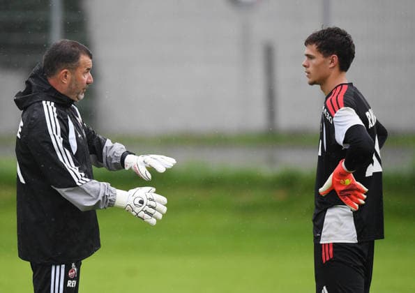 25.07.2026, xophax, Fussball 1.Bundesliga, 1.FC Koeln Trainingslager . Mannschaft in Kitzbühel .Training in Sankt Johann. Torwart Martin James ( 1.FC Köln ) , rechts und Peter Greiber , links Kitzbühel *** July 25, 2026, xophax, Soccer, Bundesliga 1, 1. FC Köln training camp in Kitzbühel; training in Sankt Johann; goalkeeper Martin James of 1. FC Köln (right) and Peter Greiber (left); Kitzbühel