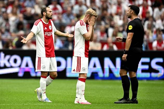 AMSTERDAM - Daley Blind of Ajax, Davy Klaasen of Ajax, Referee Marc Nagtegaal after the 1-1 during the friendly match between AFC Ajax and Burnley FC at the Johan Cruijff ArenA on July 26, 2026 in Amsterdam, Netherlands. OLAF KRAAK ANP Eredivisie 2026 27 xVIxANPxSportx xxANPxIVx 564336074 originalFilename: 564336074.jpg