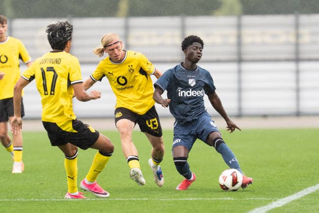 26.07.2026, GER Deutschland, Fussball, Saison 2026 2027, Testspiel zwischen Borussia Dortmund U23 vs Jong FC Utrecht Danylo Krevsun (BV Borussia Dortmund U23, 43) im Zweikampf Dortmund BVB-Trainingsgelände Hohenbuschei Nordrhein Westfalen Deutschland *** July 26, 2026, GER Germany, Soccer, 2026–2027 season, Friendly match between Borussia Dortmund U23 and Jong FC Utrecht; Danylo Krevsun, BV Borussia Dortmund U23, No. 43 in a tackle; Dortmund BVB Training Facility, Hohenbuschei, North Rhine-Westphalia, Germany Copyright: xnordphotoxGmbHx xSchulzex