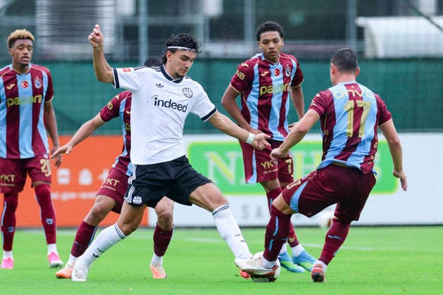Can Uzun (Eintracht Frankfurt) und Ruslan Malinovskyi (Trabzonspor Kulübü) kämpfen um den Ball, Friendly match, Trabzonspor v Eintracht Frankfurt, SAK-Sportanlage Nonntal am 26. July 2026 in Salzburg, Österreich. (Foto von Marco Steinbrenner DeFodi Images) Can Uzun (Eintracht Frankfurt) und Ruslan Malinovskyi (Trabzonspor Kulübü) battle for the ball, Friendly match, Trabzonspor v Eintracht Frankfurt, SAK-Sportanlage Nonntal, July 26, 2026 in Salzburg, Austria. (Photo by Marco Steinbrenner DeFodi Images) - *** Can Uzun of Eintracht Frankfurt and Ruslan Malinovskyi of Trabzonspor Kulübü battle for the ball, Friendly match, Trabzonspor vs. Eintracht Frankfurt, SAK Sportanlage Nonntal on July 26, 2026, in Salzburg, Austria. Photo by Marco Steinbrenner, DeFodi Images. Can Uzun of Eintracht Frankfurt and Ruslan Malinovskyi of Trabzonspor Kulübü battle for the ball, Friendly match, Trabzonspor vs. Eintracht Frankfurt, SAK Sportanlage Nonntal, July 26, 2026, in Salzburg, Austria. Photo by Marco Steinbrenner, DeFodi Images