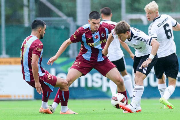 Ruslan Malinovskyi (Trabzonspor Kulübü), Benjamin Bouchouari (Trabzonspor Kulübü) und Ritsu Doan (Eintracht Frankfurt) kämpfen um den Ball, Friendly match, Trabzonspor v Eintracht Frankfurt, SAK-Sportanlage Nonntal am 26. July 2026 in Salzburg, Österreich. (Foto von Marco Steinbrenner DeFodi Images) Ruslan Malinovskyi (Trabzonspor Kulübü), Benjamin Bouchouari (Trabzonspor Kulübü) und Ritsu Doan (Eintracht Frankfurt) battle for the ball, Friendly match, Trabzonspor v Eintracht Frankfurt, SAK-Sportanlage Nonntal, July 26, 2026 in Salzburg, Austria. (Photo by Marco Steinbrenner DeFodi Images) - *** Ruslan Malinovskyi of Trabzonspor Kulübü, Benjamin Bouchouari of Trabzonspor Kulübü, and Ritsu Doan of Eintracht Frankfurt battle for the ball, Friendly match, Trabzonspor vs. Eintracht Frankfurt, SAK Sportanlage Nonntal on July 26, 2026, in Salzburg, Austria. Photo by Marco Steinbrenner, DeFodi Images. Ruslan Malinovskyi of Trabzonspor Kulübü, Benjamin Bouchouari of Trabzonspor Kulübü and Ritsu Doan of Eintracht Frankfurt battle for the ball, Friendly match, Trabzonspor vs. Eintracht Frankfurt, SAK Sportanlage Nonntal, July 26, 2026, in Salzburg, Austria. Photo by Marco Steinbrenner, DeFodi Images