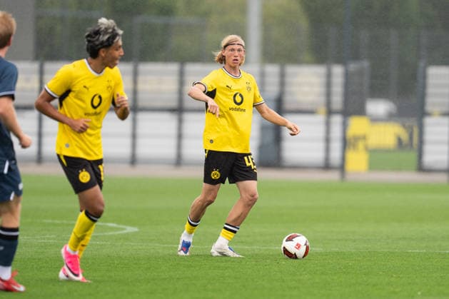 26.07.2026, GER Deutschland, Fussball, Saison 2026 2027, Testspiel zwischen Borussia Dortmund U23 vs Jong FC Utrecht Luke Fahrenhorst (BV Borussia Dortmund U23, 43) Einzelaktion; Ganzkörper Ganzkoerper ; Ball am Fuss; Dortmund BVB-Trainingsgelände Hohenbuschei Nordrhein Westfalen Deutschland *** July 26, 2026, GER Germany, Soccer, 2026–2027 season, Friendly match between Borussia Dortmund U23 and Jong FC Utrecht Luke Fahrenhorst BV Borussia Dortmund U23, 43 Individual play, full body, ball at his feet, Dortmund BVB training facility, Hohenbuschei, North Rhine-Westphalia, Germany Copyright: xnordphotoxGmbHx xSchulzex