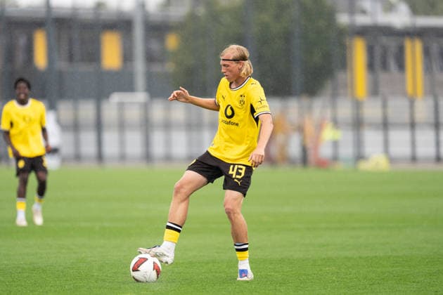26.07.2026, GER Deutschland, Fussball, Saison 2026 2027, Testspiel zwischen Borussia Dortmund U23 vs Jong FC Utrecht Luke Fahrenhorst (BV Borussia Dortmund U23, 43) Einzelaktion; Ganzkörper Ganzkoerper ; Ball am Fuss; Dortmund BVB-Trainingsgelände Hohenbuschei Nordrhein Westfalen Deutschland *** July 26, 2026, GER Germany, Soccer, 2026–2027 season, Friendly match between Borussia Dortmund U23 and Jong FC Utrecht Luke Fahrenhorst BV Borussia Dortmund U23, 43 Individual play, full body, ball at his feet, Dortmund BVB training facility, Hohenbuschei, North Rhine-Westphalia, Germany Copyright: xnordphotoxGmbHx xSchulzex