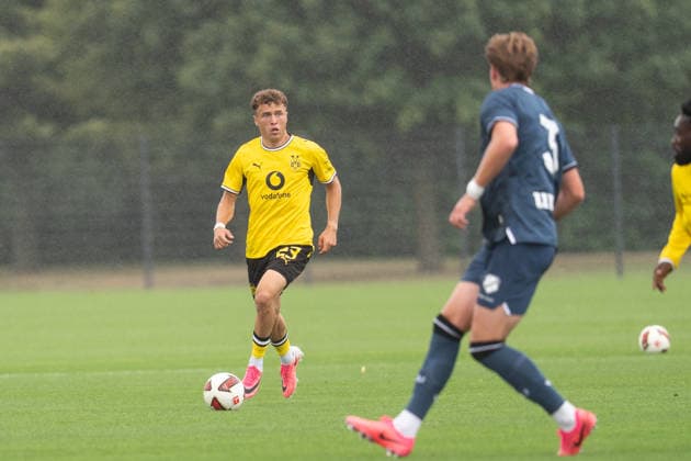 26.07.2026, GER Deutschland, Fussball, Saison 2026 2027, Testspiel zwischen Borussia Dortmund U23 vs Jong FC Utrecht Malik Hodroj (BV Borussia Dortmund U23, 23) Einzelaktion; Ganzkörper Ganzkoerper ; Ball am Fuss; Dortmund BVB-Trainingsgelände Hohenbuschei Nordrhein Westfalen Deutschland *** July 26, 2026, GER Germany, Soccer, 2026–2027 season, Friendly match between Borussia Dortmund U23 and Jong FC Utrecht; Malik Hodroj, BV Borussia Dortmund U23, 23, individual play, full body, ball at his feet, Dortmund BVB training facility, Hohenbuschei, North Rhine-Westphalia, Germany Copyright: xnordphotoxGmbHx xSchulzex