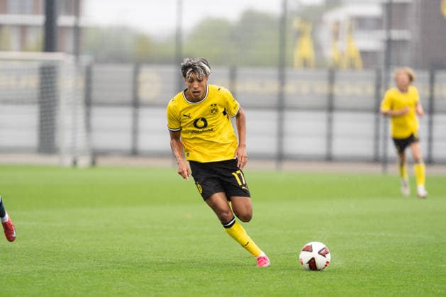 26.07.2026, GER Deutschland, Fussball, Saison 2026 2027, Testspiel zwischen Borussia Dortmund U23 vs Jong FC Utrecht Fadi Zarqelain (BV Borussia Dortmund U23, 17) Einzelaktion; Ganzkörper Ganzkoerper ; Ball am Fuss; Dortmund BVB-Trainingsgelände Hohenbuschei Nordrhein Westfalen Deutschland *** July 26, 2026, GER Germany, Soccer, 2026–2027 season, Friendly match between Borussia Dortmund U23 and Jong FC Utrecht Fadi Zarqelain BV Borussia Dortmund U23, 17 Individual play, full body, ball at his feet, Dortmund BVB training facility, Hohenbuschei, North Rhine-Westphalia, Germany Copyright: xnordphotoxGmbHx xSchulzex