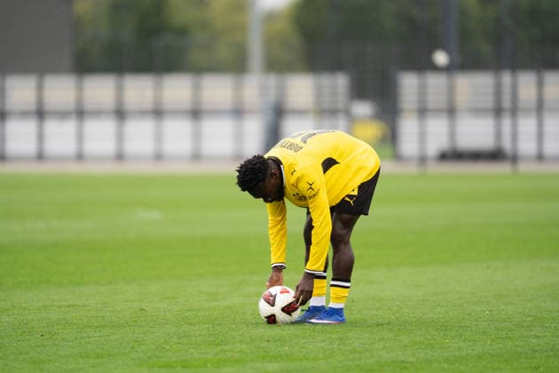 26.07.2026, GER Deutschland, Fussball, Saison 2026 2027, Testspiel zwischen Borussia Dortmund U23 vs Jong FC Utrecht Joseph Boyamba (BV Borussia Dortmund U23, 10) legt sich den ball hin Dortmund BVB-Trainingsgelände Hohenbuschei Nordrhein Westfalen Deutschland *** July 26, 2026, GER Germany, Soccer, 2026–2027 season, Friendly match between Borussia Dortmund U23 and Jong FC Utrecht; Joseph Boyamba, BV Borussia Dortmund U23, No. 10, places the ball on the ground at the Dortmund BVB training facility in Hohenbuschei, North Rhine-Westphalia, Germany Copyright: xnordphotoxGmbHx xSchulzex
