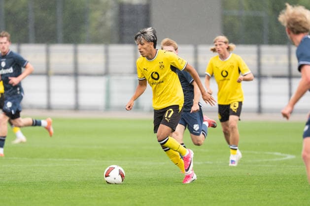 26.07.2026, GER Deutschland, Fussball, Saison 2026 2027, Testspiel zwischen Borussia Dortmund U23 vs Jong FC Utrecht Fadi Zarqelain (BV Borussia Dortmund U23, 17) Einzelaktion; Ganzkörper Ganzkoerper ; Ball am Fuss; Dortmund BVB-Trainingsgelände Hohenbuschei Nordrhein Westfalen Deutschland *** July 26, 2026, GER Germany, Soccer, 2026–2027 season, Friendly match between Borussia Dortmund U23 and Jong FC Utrecht Fadi Zarqelain BV Borussia Dortmund U23, 17 Individual play, full body, ball at his feet, Dortmund BVB training facility, Hohenbuschei, North Rhine-Westphalia, Germany Copyright: xnordphotoxGmbHx xSchulzex