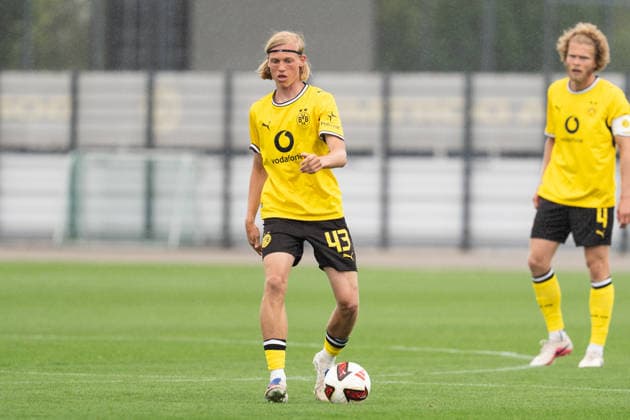 26.07.2026, GER Deutschland, Fussball, Saison 2026 2027, Testspiel zwischen Borussia Dortmund U23 vs Jong FC Utrecht Luke Fahrenhorst (BV Borussia Dortmund U23, 43) Einzelaktion; Ganzkörper Ganzkoerper ; Ball am Fuss; Dortmund BVB-Trainingsgelände Hohenbuschei Nordrhein Westfalen Deutschland *** July 26, 2026, GER Germany, Soccer, 2026–2027 season, Friendly match between Borussia Dortmund U23 and Jong FC Utrecht Luke Fahrenhorst BV Borussia Dortmund U23, 43 Individual play, full-body, ball at his feet, Dortmund BVB training facility, Hohenbuschei, North Rhine-Westphalia, Germany Copyright: xnordphotoxGmbHx xSchulzex