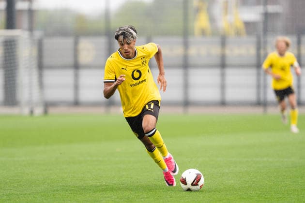 26.07.2026, GER Deutschland, Fussball, Saison 2026 2027, Testspiel zwischen Borussia Dortmund U23 vs Jong FC Utrecht Fadi Zarqelain (BV Borussia Dortmund U23, 17) Einzelaktion; Ganzkörper Ganzkoerper ; Ball am Fuss; Dortmund BVB-Trainingsgelände Hohenbuschei Nordrhein Westfalen Deutschland *** July 26, 2026, GER Germany, Soccer, 2026–2027 season, Friendly match between Borussia Dortmund U23 and Jong FC Utrecht Fadi Zarqelain BV Borussia Dortmund U23, 17 Individual play, full body, ball at his feet, Dortmund BVB training facility, Hohenbuschei, North Rhine-Westphalia, Germany Copyright: xnordphotoxGmbHx xSchulzex