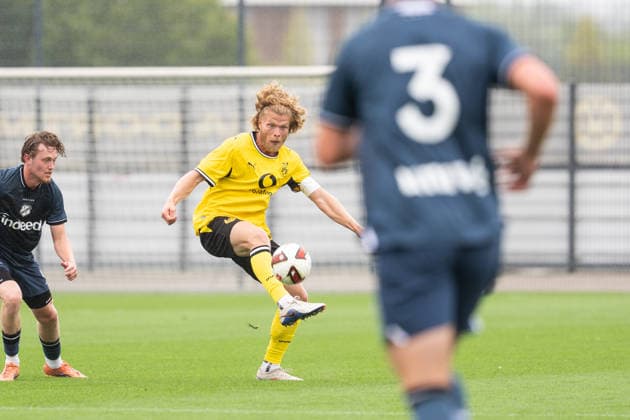 26.07.2026, GER Deutschland, Fussball, Saison 2026 2027, Testspiel zwischen Borussia Dortmund U23 vs Jong FC Utrecht Jesper Verlaat (BV Borussia Dortmund U23, 4) Einzelaktion; Ganzkörper Ganzkoerper ; Ball am Fuss; Dortmund BVB-Trainingsgelände Hohenbuschei Nordrhein Westfalen Deutschland *** July 26, 2026, GER Germany, Soccer, 2026–2027 season, Friendly match between Borussia Dortmund U23 and Jong FC Utrecht, Jesper Verlaat, BV Borussia Dortmund U23, 4 individual moves, full body, ball at his feet, Dortmund BVB training facility, Hohenbuschei, North Rhine-Westphalia, Germany Copyright: xnordphotoxGmbHx xSchulzex