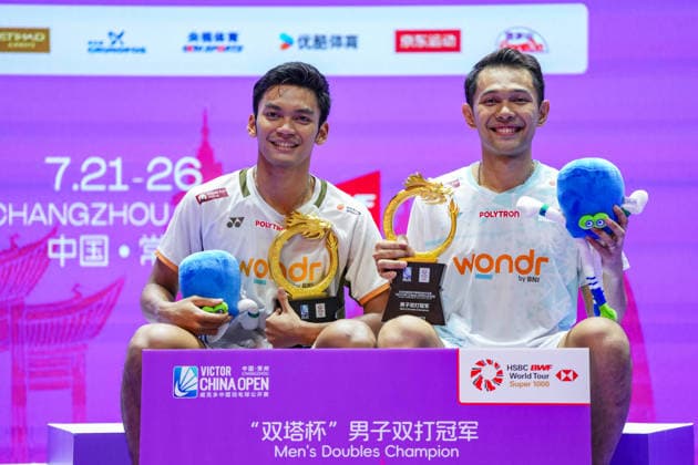 (260726) -- CHANGZHOU, July 26, 2026 -- Winner Fajar Alfian (R) Muhammad Shohibul Fikri pose for a group photo during the victory ceremony after the men s doubles final match between Fajar Alfian Muhammad Shohibul Fikri of Indonesia and Kim Won Ho Seo Seung Jae of South Korea at the China Open 2026 badminton tournament in Changzhou, east China s Jiangsu Province, July 26, 2026. ) (SP)CHINA-CHANGZHOU-BADMINTON-CHINA OPEN-MEN S DOUBLES-FINAL (CN) SunxFei 
