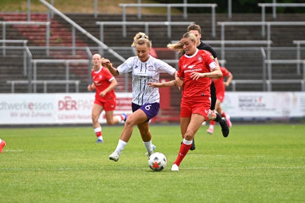 Jill Roord Jule Schnieder Freundschaftsspiel SGS Essen FC Twente 26.07.2026 Jill Roord (FC Twente) gegen Jule Schnieder (SGS Essen), Freundschaftsspiel, SGS Essen gegen FC Twente am 26. Juli 2026 im Stadion am Uhlenkrug, Essen. Endstand 1:2 *** Jill Roord vs. Jule Schnieder, SGS Essen vs. FC Twente, Friendly Match, July 26, 2026; Jill Roord (FC Twente) vs. Jule Schnieder (SGS Essen), Friendly Match, SGS Essen vs. FC Twente on July 26, 2026, at Stadion am Uhlenkrug, Essen; final score 1–2