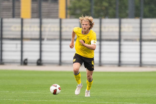 26.07.2026, GER Deutschland, Fussball, Saison 2026 2027, Testspiel zwischen Borussia Dortmund U23 vs Jong FC Utrecht Jesper Verlaat (BV Borussia Dortmund U23, 4) Einzelaktion; Ganzkörper Ganzkoerper ; Ball am Fuss; Dortmund BVB-Trainingsgelände Hohenbuschei Nordrhein Westfalen Deutschland *** July 26, 2026, GER Germany, Soccer, 2026–2027 season, Friendly match between Borussia Dortmund U23 and Jong FC Utrecht, Jesper Verlaat, BV Borussia Dortmund U23, 4 individual moves, full body, ball at his feet, Dortmund BVB training facility, Hohenbuschei, North Rhine-Westphalia, Germany Copyright: xnordphotoxGmbHx xSchulzex
