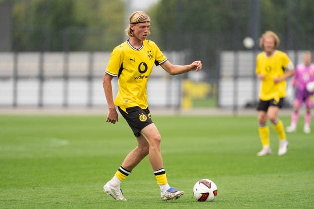 26.07.2026, GER Deutschland, Fussball, Saison 2026 2027, Testspiel zwischen Borussia Dortmund U23 vs Jong FC Utrecht Luke Fahrenhorst (BV Borussia Dortmund U23, 43) Einzelaktion; Ganzkörper Ganzkoerper ; Ball am Fuss; Dortmund BVB-Trainingsgelände Hohenbuschei Nordrhein Westfalen Deutschland *** July 26, 2026, GER Germany, Soccer, 2026–2027 season, Friendly match between Borussia Dortmund U23 and Jong FC Utrecht Luke Fahrenhorst BV Borussia Dortmund U23, 43 Individual play, full body, ball at his feet, Dortmund BVB training facility, Hohenbuschei, North Rhine-Westphalia, Germany Copyright: xnordphotoxGmbHx xSchulzex