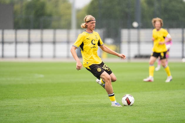 26.07.2026, GER Deutschland, Fussball, Saison 2026 2027, Testspiel zwischen Borussia Dortmund U23 vs Jong FC Utrecht Luke Fahrenhorst (BV Borussia Dortmund U23, 43) Einzelaktion; Ganzkörper Ganzkoerper ; Ball am Fuss; Dortmund BVB-Trainingsgelände Hohenbuschei Nordrhein Westfalen Deutschland *** July 26, 2026, GER Germany, Soccer, 2026–2027 season, Friendly match between Borussia Dortmund U23 and Jong FC Utrecht Luke Fahrenhorst BV Borussia Dortmund U23, 43 Individual play, full body, ball at his feet, Dortmund BVB training facility, Hohenbuschei, North Rhine-Westphalia, Germany Copyright: xnordphotoxGmbHx xSchulzex