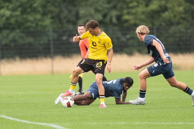 26.07.2026, GER Deutschland, Fussball, Saison 2026 2027, Testspiel zwischen Borussia Dortmund U23 vs Jong FC Utrecht Malik Hodroj (BV Borussia Dortmund U23, 23) im Zeikampf Dortmund BVB-Trainingsgelände Hohenbuschei Nordrhein Westfalen Deutschland *** July 26, 2026, GER Germany, Soccer, 2026–2027 season, Friendly match between Borussia Dortmund U23 and Jong FC Utrecht; Malik Hodroj, BV Borussia Dortmund U23, 23, in action at the Dortmund BVB training facility in Hohenbuschei, North Rhine-Westphalia, Germany Copyright: xnordphotoxGmbHx xSchulzex