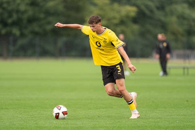 26.07.2026, GER Deutschland, Fussball, Saison 2026 2027, Testspiel zwischen Borussia Dortmund U23 vs Jong FC Utrecht Finn Fuchs (BV Borussia Dortmund U23, 3) Einzelaktion; Ganzkörper Ganzkoerper ; Ball am Fuss; Dortmund BVB-Trainingsgelände Hohenbuschei Nordrhein Westfalen Deutschland *** July 26, 2026, GER Germany, Soccer, 2026–2027 season, Friendly match between Borussia Dortmund U23 and Jong FC Utrecht; Finn Fuchs, BV Borussia Dortmund U23, 3 individual plays, full-body, ball at his feet, Dortmund BVB training facility, Hohenbuschei, North Rhine-Westphalia, Germany Copyright: xnordphotoxGmbHx xSchulzex