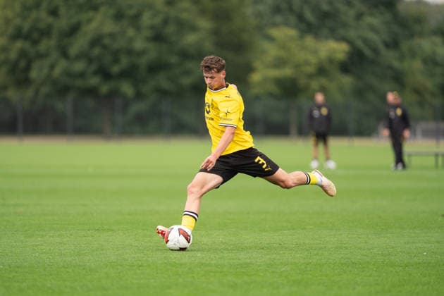 26.07.2026, GER Deutschland, Fussball, Saison 2026 2027, Testspiel zwischen Borussia Dortmund U23 vs Jong FC Utrecht Finn Fuchs (BV Borussia Dortmund U23, 3) Einzelaktion; Ganzkörper Ganzkoerper ; Ball am Fuss; Dortmund BVB-Trainingsgelände Hohenbuschei Nordrhein Westfalen Deutschland *** July 26, 2026, GER Germany, Soccer, 2026–2027 season, Friendly match between Borussia Dortmund U23 and Jong FC Utrecht, Finn Fuchs, BV Borussia Dortmund U23, 3 individual plays, full-body, ball at his feet, Dortmund BVB training facility, Hohenbuschei, North Rhine-Westphalia, Germany Copyright: xnordphotoxGmbHx xSchulzex