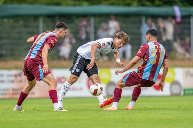 SOCCER - Frankfurt vs Trabzonspor, test match SALZBURG,AUSTRIA,26.JUL.26 - SOCCER - 1. DFL, 1. Deutsche Bundesliga, Sueper Lig, Eintracht Frankfurt vs Trabzonspor Kuluebue, test match. Image shows Umut Nayir (Trabzonspor), Ritsu Doan (Frankfurt) and Melih Kabasakal (Trabzonspor).  GEPAxpictures xWolfgangxKofler
