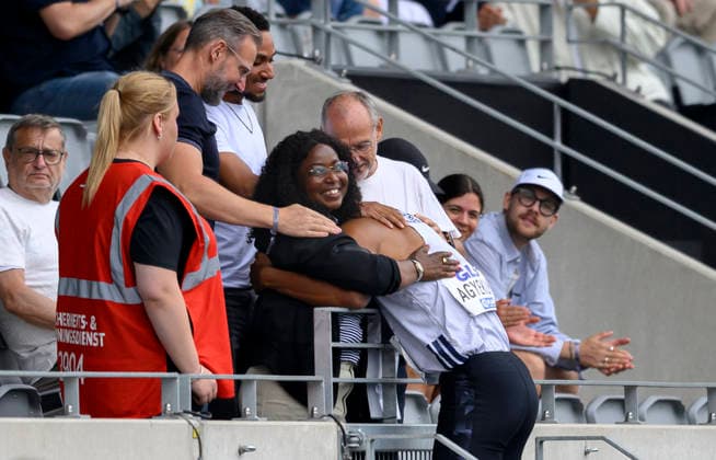 Sieger AGYEKUM Emil 1.Platz) bei seiner Familie Freunden nach dem Lauf. Finale 400m Hürden der Männer, am 26.07.2026 Leichtathletik Deutschen Meisterschaften vom 25.07.- 26.07.2026 in Bochum-Wattenscheid Deutschland. Lohrheidestadion *** Winner AGYEKUM Emil, celebrating with his family and friends after the men s 400-meter hurdles final, on July 26, 2026, at the German Track and Field Championships held July 25–26, 2026, in Bochum-Wattenscheid, Germany, at Lohrheidestadion