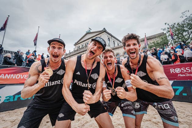 Beachvolleyball Männer Allianz German Beach Club Finals Die Finals 2026 Hannover Finale Eintracht Spontent (Düsseldorf) vs. Hauptstadt Beacher (Berlin) 26.07.2026 v.l. Lukas Pfretzschner, Paul Henning, Luis Kubo und Niklas Held gewinnen das Turnier für die Eintracht Spontent Teamfoto Jubel Medaillen Zeremonie Hannover Opernplatz Niedersachsen Deutschland *** Men s Beach Volleyball Allianz German Beach Club Finals The 2026 Finals in Hanover: Eintracht Spontent Düsseldorf vs. Hauptstadt Beacher Berlin, July 26, 2026. From left: Lukas Pfretzschner, Paul Henning, Luis Kubo, and Niklas Held win the tournament for Eintracht Spontent. Team photo, celebrations, medal ceremony at Opernplatz in Hanover, Lower Saxony, Germany
