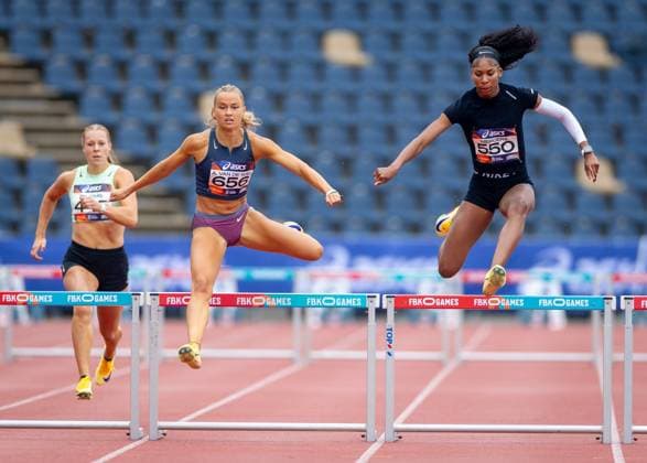 HENGELO - Anne van de Wiel and Vanessa Mercera (CUR) in action in the 400m hurdles, on the second and final day of the Dutch Indoor Athletics Championships at the Fanny Blankers-Koen Stadium. IRIS VAN DEN BROEK ANP xVIxANPxSportx xxANPxIVx 564339250 originalFilename: 564339250.jpg