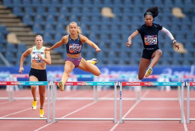 HENGELO - Anne van de Wiel and Vanessa Mercera (CUR) in action in the 400m hurdles, on the second and final day of the Dutch Indoor Athletics Championships at the Fanny Blankers-Koen Stadium. IRIS VAN DEN BROEK ANP xVIxANPxSportx xxANPxIVx 564339481 originalFilename: 564339481.jpg