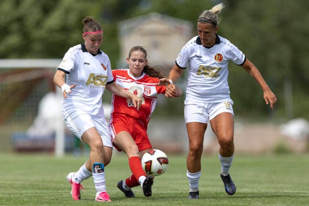 Freundschaftsspiel: 1. FFV Erfurt vs. Hallescher FC; Erfurt; 26.07.2026 Jolin Haase ( 17; Hallescher FC) gegen Laura Krug ( 11; 1. FFV Erfurt) (links) und Mandy Uhl ( 18; 1. FFV Erfurt) (rechts) Freundschaftsspiel: 1. FFV Erfurt vs. Hallescher FC; Sportforum Johannesplatz Erfurt; 26.07.2026 *** Friendly Match 1: FFV Erfurt vs. Hallescher FC, Erfurt, July 26, 2026—Jolin Haase (17, Hallescher FC) vs. Laura Krug (11, FFV Erfurt) on the left and Mandy Uhl (18, FFV Erfurt) on the right. Friendly Match 1 FFV Erfurt vs. Hallescher FC, Sportforum Johannesplatz, Erfurt, July 26, 2026 Copyright: xBEAUTIFULxSPORTS Duehringx